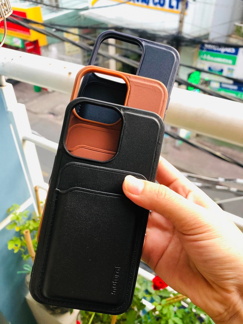 Ốp Lưng Da iPhone 13 Pro Có Ngăn Đựng Thẻ Tích Hơp Magsafe Hiệu Mutural chất liệu da mặt trong phủ lớp nhung mịn, bên ngoài có khay đựng thẻ